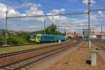 845 201 von Arriva wird von einem versp�teten EuroCity nach Berlin �berholt und f�hrt deshalb auf dem n�rdlichsten Bahnsteiggleis des Bahnhofes Hole�ovice ein.