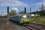 �blicherweise halten die Z�ge der S49 in Libeň auf den n�rdlichen Bahnsteiggleisen 6 und 8. Am 21.06.19 hat 845 101 von Arriva vlaky die Hauptgleise der Strecke in Richtung Kol�n bereits im westlichen Bahnhofskopf gekreuzt und h�lt auf Gleis 3. Nach der Abfahrt wechselt der Zug auf das �u�erst rechte Gleis, um in Richtung S�den nach Praha-Hostivař abzubiegen.