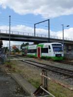 VT 333 der Erfurter Bahn unterquert am 20.8.2013 die Stra�enbahn am Erfurter Nordbahnhof.