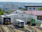 Buntes Treiben vor einer der Werkhallen der EB am 16.6.2015: neben der eigenen Lisa 2 und zwei STB Regioshuttles (VT 105 vorne) hat sich auch der HLB-Flirt mit der Nummer 429 546 nach Erfurt begeben.