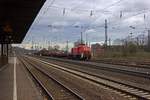 Mit einem kurzen G�terzug f�hrt 294 694 am 18.02.2020 am Haltepunkt Oberhausen-Osterfeld S�d vorbei.
