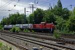 Zwei mit Chemiecontainern beladene Wagen werden am 26.07.23 von 294 674 vom G�terbahnhof Hamm in den Hafen bef�rdert.