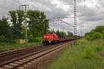 Lange Zeit war mir keine Lok der Baureihe 298 mehr begegnet, am 28.05.19 daf�r gleich mehrere: Die erste Vertreterin dieser Bauart, 298 312 bringt Schotter und Schienen in Richtung Norden.