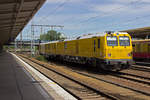 Mehr als eine Dreiviertelstunde hatte 725 101/726 101 von DB Systemtechnik am 21.06.17 im Bahnhof Lichtenberg herumgestanden. Nat�rlich setzte sich der Messzug gerade in dem Moment in Bewegung, in dem ich auf dem richtigen Bahnsteig eintraf, um den Neubau geb�hrend fotografisch zu verewigen. F�r einen schnellen Nachschuss hat es aber noch gereicht.