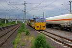 Ein Gleisbaufahrzeug der Firma Schweerbau f�hrt am 08.07.21 auf das �berholgleis in Opladen ein.