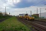 Je eine Schotterplanier- und Stopfmaschine aus dem Hause Plasser & Theurer waren am 14.04.2022 in Hilden unterwegs in Richtung S�den.