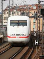 Eine Doppeltraktion ICE2 aus Richtung K�ln/D�sseldorf durchf�hrt am 11.04.2012 Berlin-Alexanderplatz.