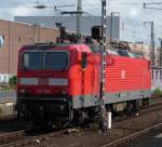 143 823 steht solo im D�sseldorfer Hauptbahnhof.