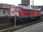 232 908 (mit wei�er Kontrastfl�che f�r den Einsatz in den Niederlanden) steht am 27.08.2010 auf den G�tergleisen des D�sseldorfer Hauptbahnhofes.