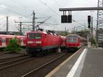 146 643 mit ihrer S-Bahn (links) und eine weitere S-Bahn-Garnitur treffen sich am 03.05.2012 im D�sseldorfer Hauptbahnhof.