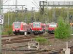 Ein 422er und zwei abgestellte x-Wagen-Garnituren am 03.05.2012 im Vorferld des D�sseldorfer Hauptbahnhofes.