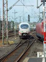 Eine Doppeltraktion ICE3 f�hrt am 3.8.13 in D�sseldorf ein.