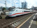 Ein unbekannter ICE2 verl�sst am 3.8.13 D�sseldorf in Richtung Ruhrgebiet.