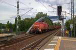 Mit einem �bergabeg�terzug aus Richtung Frankfurt f�hrt 298 307 am 28.08.2020 durch Erkner.