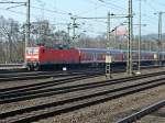 114 031 stellt am 14.3.14 ihre Verst�rker-RB nach Frankfurt an Gleis 1 in Fulda bereit.