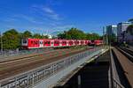 W�hrend die Abl�sung in Form der Baureihe 490 im Hintergrund verschwindet, rollen die Oldtimer 472 031 und 472 017 an den Bahnsteig in Hamburg-Dammtor.