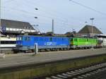 Bunt ist diese Doppetraktion von DR 242ern, n�mlich 142 042-1 in blau 142 103-1 in gr�n bzw.