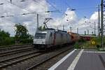 Auf dem Gegengleis aus Richtung Bielefeld f�hrt 186 355 von akiem mit einem gemischten G�terzug durch Hamm Hbf.