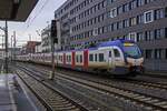 3427 056 und ein weiterer FLIRT der S-Bahn Hannover haben als S4 Hannover erreicht und fahren zum Wenden in das Stumpfgleis �stlich des Hauptbahnhofs ein.