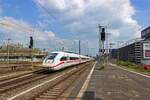 Auf dem Weg von K�ln in Richtung Frankfurt hat der ICE 4-Triebzug 9460 K�ln-Messe/Deutz ohne Halt durchfahren und f�hrt in Richtung Siegburg weiter.