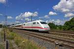 Ein fast strahlend wei�er ICE mit dem Triebkopf 401 057 an der Spitze durchf�hrt am 19.07.25 Saarmund in Richtung Osten.