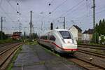 Einige ICE, die aus Richtung K�ln den Weg �ber Wuppertal, Hagen und Dortmund in Richtung Norden nehmen, fahren auch (ohne Halt) durch Witten. Der Triebzug 9486 ist am 01.08.2023 mit einer solchen Leistung, vermutlich in Richtung Hamburg, unterwegs.