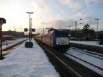 185 CL-001 (91 80 6185 501-4 D-VCD) f�hrt am 03.02.2010 der untergehenden Sonne davon.