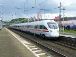 Ein ICE T mit nicht zu erkennenem Namen durchfährt am 11.8.