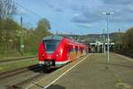 Mit einem gro�fl�chigen Graffito ist 1440 312 verziert, der hier als S8 gerade in Richtung M�nchengladbach ausf�hrt.