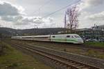 Eine bunte Mischung aus gr�nem Streifen, rotem Streifen und gar keinem Streifen ziert den Triebkopf 402 032, der am 03.04.21 als ICE von Berlin nach K�ln unterwegs war.