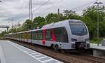 Der Mehrsystemtriebwagen 2429 002, der im internen Bezeichnungssystem von Abellio als ET 25 2302 gef�hrt wird, verl�sst am 16.05.19 am Ende einer Doppeltraktion in Richtung D�sseldorf
