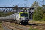 Die Captrain-Lokomotive 193 891 durchf�hrt am 24.09.25 mit einer langen Schlange Kesselwagen Saarmund am s�dlichen Berliner Au�enring.