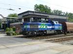 NIAG-Lok Nr. 2� (92 80 1277 803-3) zieht am 16. Juli 2013 einen Kohlezug f�r das Kraftwerk in Scholven �ber den Bahnh�bergang am RBH-Betriebswerk in Gladbeck.