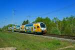 Als Betriebsfahrt und mit einem freundlich winkenden Tf f�hrt 445 112 am 08.05.23 durch die Wuhlheide.