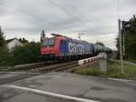 482 003 der SBB Cargo passiert am 17.10.2012 einen Bahn�bergang in Langenfeld-Richrath.