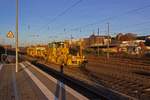 Ein Plasser-Arbeitszug der Firma Spitzke durchf�hrt am 04.12.2019 D�sseldorf-Rath.