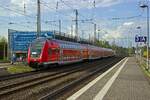 Verkehrsrote Doppelstockwagen sind in NRW mittlerweile eine Seltenheit. Eine Garnitur von DB Gebrauchtzug war im April 2022 f�r National Express als Ersatzzug auf der Linie RB 48 unterwegs und wurde dabei zeitweise von der in S-Bahn-Farben lackierten 111 111 bespannt. Hier erreicht die Garnitur am 14.04.22 Solingen Hauptbahnhof.