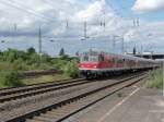 Eine n-Wagen-Garnitur f�hrt am 06.08.2012 in H�rth ein.