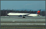 Die 767-400ER N839MH der Delta Airlines startet am 09.12.2012 in München.