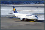 Bei winterlichem Wetter rollt die 737-330 D-ABWH am 13.02.2009 als Flug LH 1054 zum Gate in Dresden.