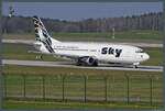 Die TC-SKD, eine 737-4Q8 der Sky Airlines, rollt am 03.04.2009 zur Runway in Dresden. Jede Maschine der Sky Airlines war in einer individuellen Farbe gehalten. 2013 stellte die Fluggesellschaft ihren Betrieb ein. Die 1992 gebaute TC-SKD wurde ein Jahr später zur Frachtmaschine umgebaut.