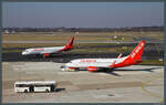 Zwei Maschinen der Air Berlin am 09.03.2010 in Düsseldorf: Vorn die D-ABLA, eine 737-700, hinten die D-ABDS, ein A320-200.