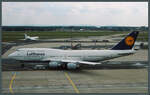 Die D-ABVX, eine 747-430 der Lufthansa, rollt am 13.08.2007 am Gate in Frankfurt vorbei.
