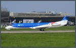 Die G-RJXF, eine ERJ-145EP der bmi regional, verlässt am 02.05.2009 die Landebahn des Flughafens Hannvoer. 2019 musste bmi Insolvenz anmelden und stellte den Flugbetrieb ein.