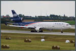 Die MD-11 N272WA der World Airways beim Start in Leipzig am 13.07.2009. 2013 geriet die Charterfluggesellschaft in finanzielle Schwierigkeiten uns stellte schließlich 2014 den Betrieb ein. Ein Jahr später wurde der 1993 gebaute Dreistrahler in Phoenix verschrottet.