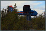 Auf einem Hügel neben dem Flughafen von Yellowknife wurde die Bristol 170 Freighter CF-TFX der Wardair aufgestellt.
