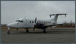 Bei der C-GUUW der Buffalo Airways handelt es sich um ein Beechcraft 1900D. Am 20.10.2022 steht der 1993 gebaute 19-Sitzer vor dem Hangar in Yellowknife.