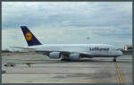 Der erst sechs Monate zuvor ausgelieferte A380-841 D-AIMN  Deutschland  der Lufthansa rollt am 29.10.2016 zum Gate in Los Angeles, um in Kürze wieder nach Frankfurt aufzubrechen.