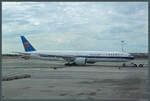 Die 777-300ER B-2048 der China Southern Airlines wird am 29.10.2016 aufs Vorfeld des Flughafens Los Angeles geschoben.