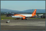 a319-100/885539/die-a319-111-g-ezdh-von-easyjet-rollt Die A319-111 G-EZDH von EasyJet rollt am 08.05.2025 in Glasgow über das Vorfeld. Ziel des Fluges U2862 ist London-Gatwick. 